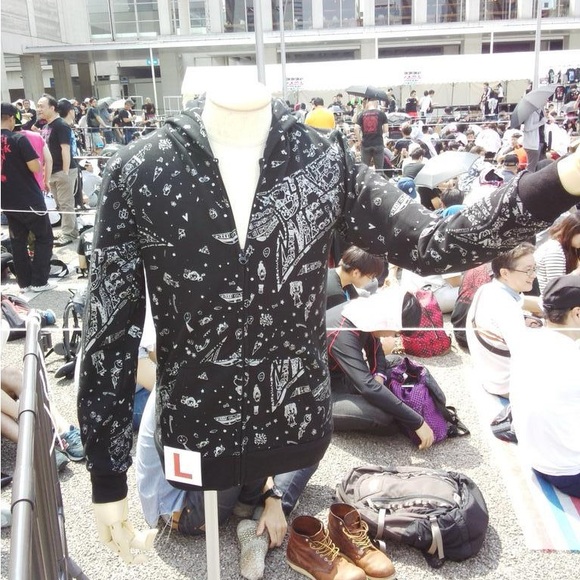 BABYMETAL *RARE* Doodle Hoodie Size Medium - Picture 5 of 6